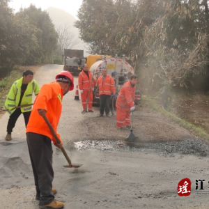 江华公路建设养护中心：积极处治路面病害 确保春运道路安全畅通