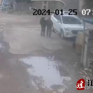 这一幕很暖心！八旬老人寒冬迷路忘归途，江华一夫妻暖心护送回家