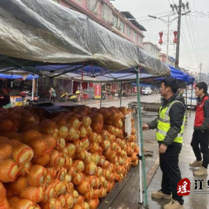 江华大圩镇：持续开展集中整治占道经营